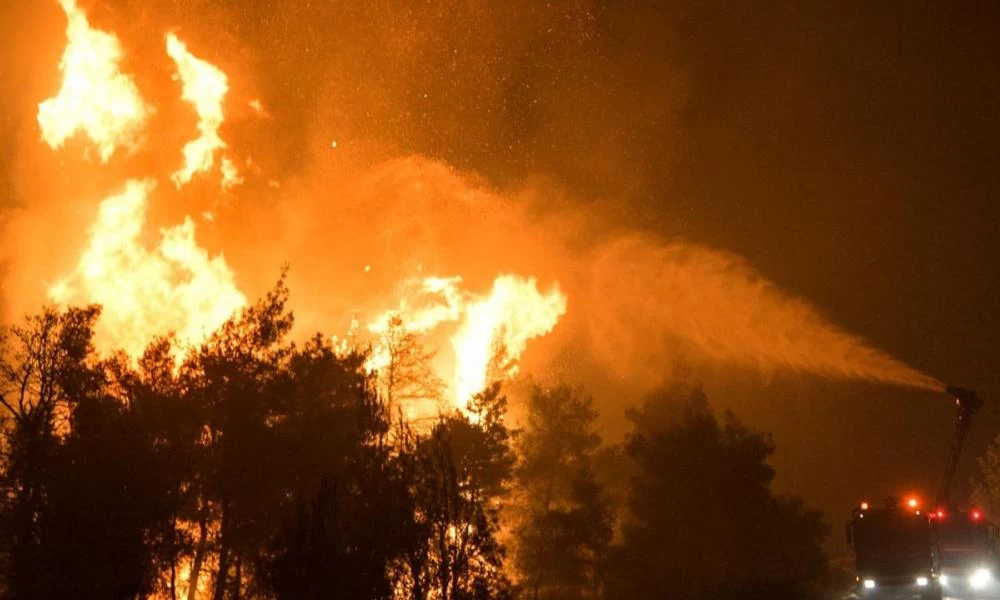 Ολονύχτια «μάχη» με τις φλόγες στα Ψαρά